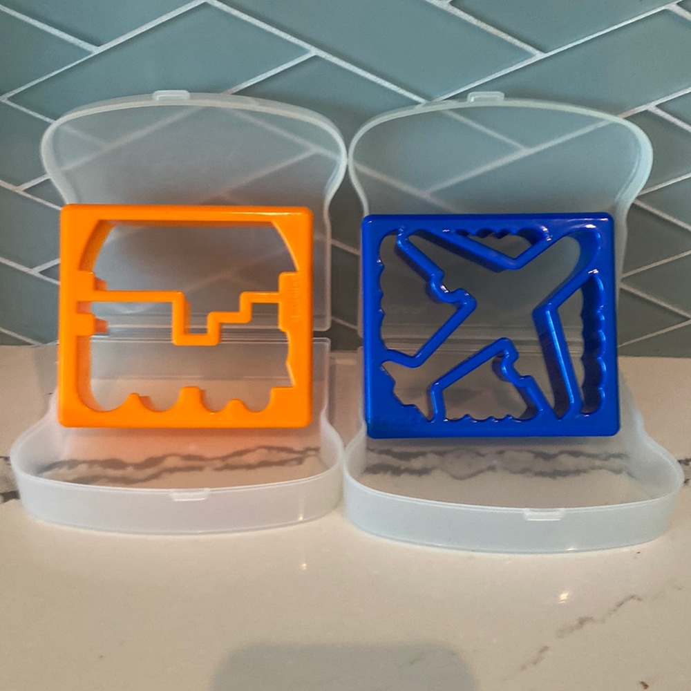 Set of 2 sandwich cutters